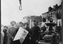 Z okazji przelotu przez Atlantyk plut. Królewski puszcza balon z polską flagą z Rynku Kościuszki w Białymstoku (14.05.1933)