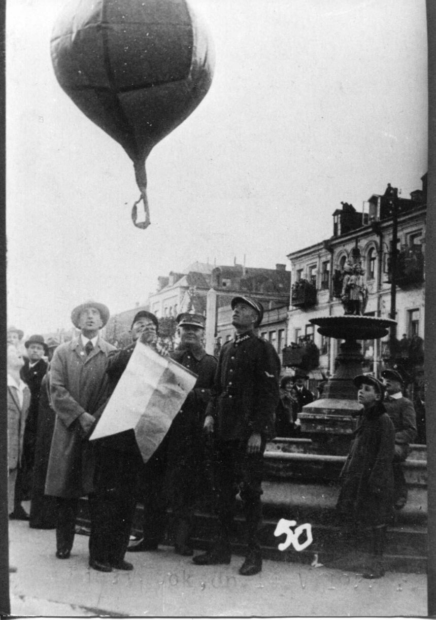 Z okazji przelotu przez Atlantyk plut. Królewski puszcza balon z polską flagą z Rynku Kościuszki w Białymstoku (14.05.1933)