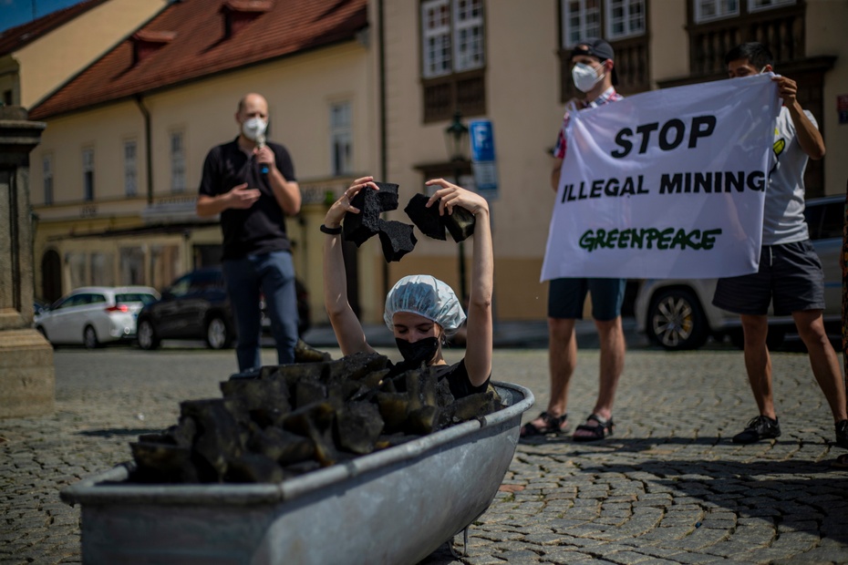 Protest Greenpeace w Pradze przeciwko funkcjonowaniu kopalni Turów. Fot. PAP/EPA