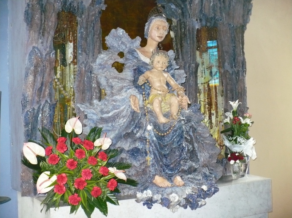 PARAFIA NAJŚWIĘTSZEJ MARYI PANNY KRÓLOWEJ RÓŻAŃCA ŚWIĘTEGO W GDAŃSKU Figura Matki Bożej GWIAZDY MORZA z Dzieciątkiem Jezus (szkło barwne)