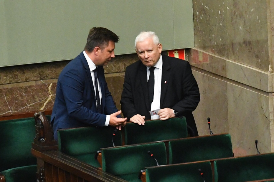 Prezes PiS Jarosław Kaczyński (P) i minister-członek Rady Ministrów Michał Dworczyk (L) na sali posiedzeń Sejmu w Warszawie. fot. PAP/Piotr Nowak
