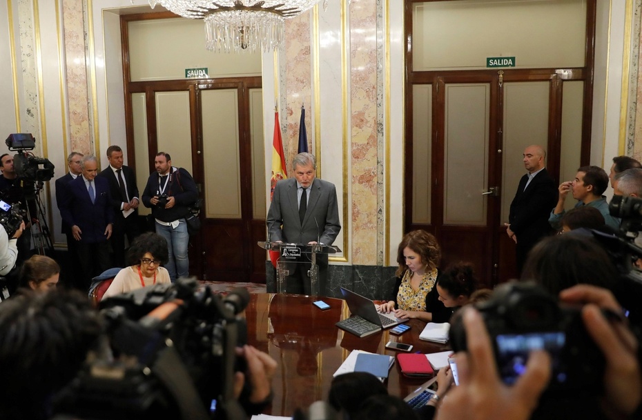 Rzecznik hiszpańskiego rządu ogłasza decyzję o wszczęciu procedury artykułu 155, fot.  	PAP/EPA/JUAN CARLOS HIDALGO