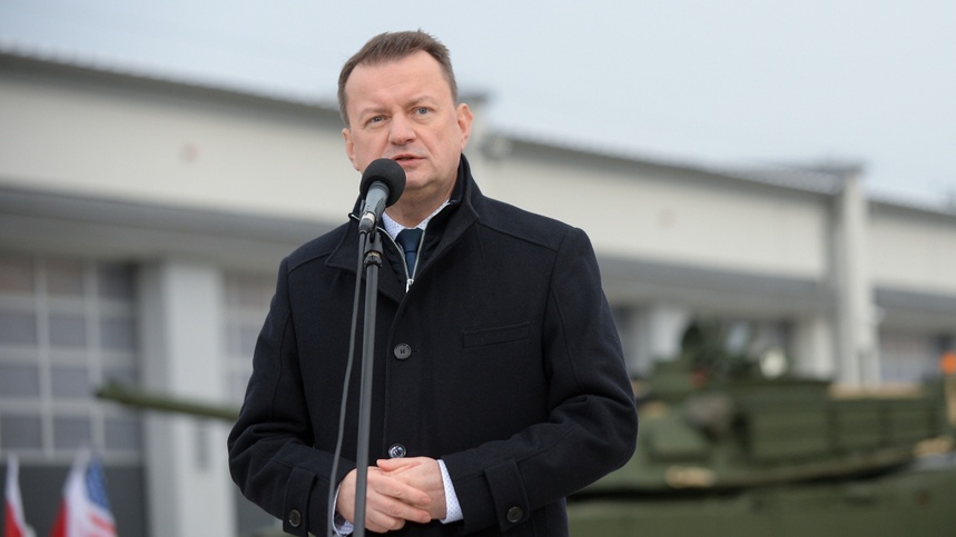 Szef MON Mariusz Błaszczak podczas konferencji prasowej po podpisaniu umowy na dostarczenie czołgów Abrams do Polski. (fot. PAP)