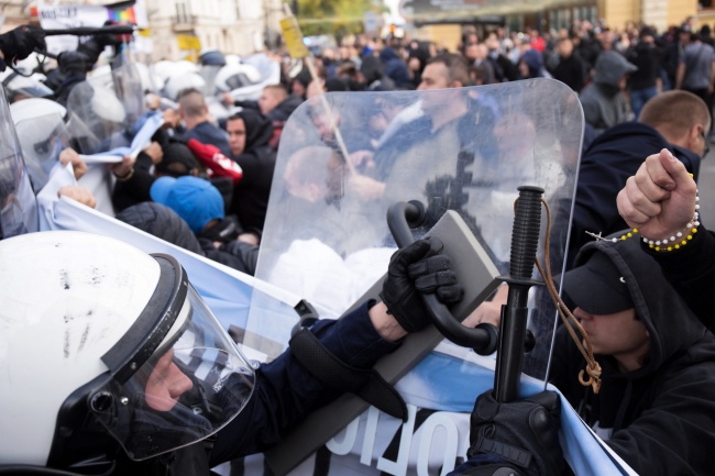 Policja i kontrmanifestanci na trasie II Marsz Równości w Lublinie. Fot. PAP/Wojtek Jargiło