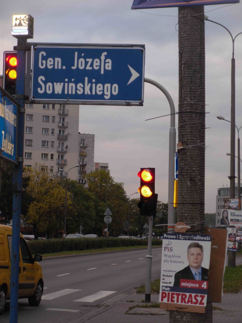 Zdjęcie z Osiedla Paderewskiego w Katowicach wykonane przed usunięciem plakatów