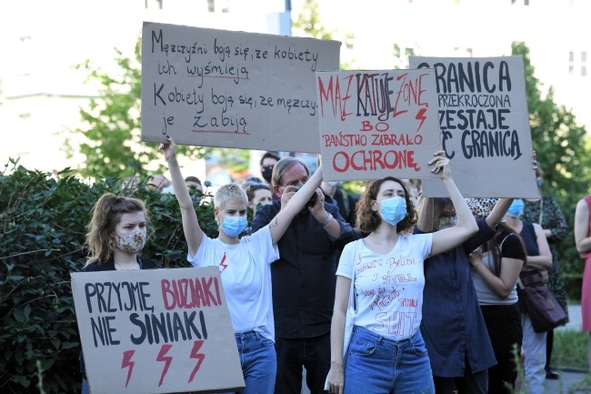 Protest kobiet przed siedzibą Ordo Iuris w Warszawie, fot. PAP/Radek Pietruszka