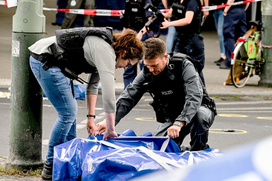 29-letni Gor H., który w środę rano na pełnej prędkości wjechał w pieszych na chodniku w pobliżu Breitscheidplatz w Berlinie, uderzył w grupę 24 uczniów. Źródło: EPA/FILIP SINGER