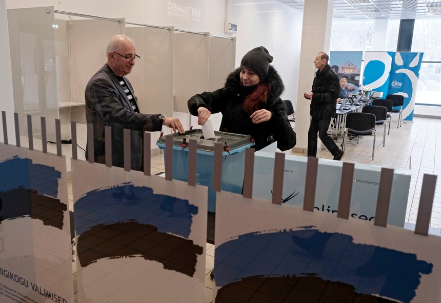 Estońscy obywatele przy urnie wyborczej. fot. PAP/EPA/VALDA KALNINA