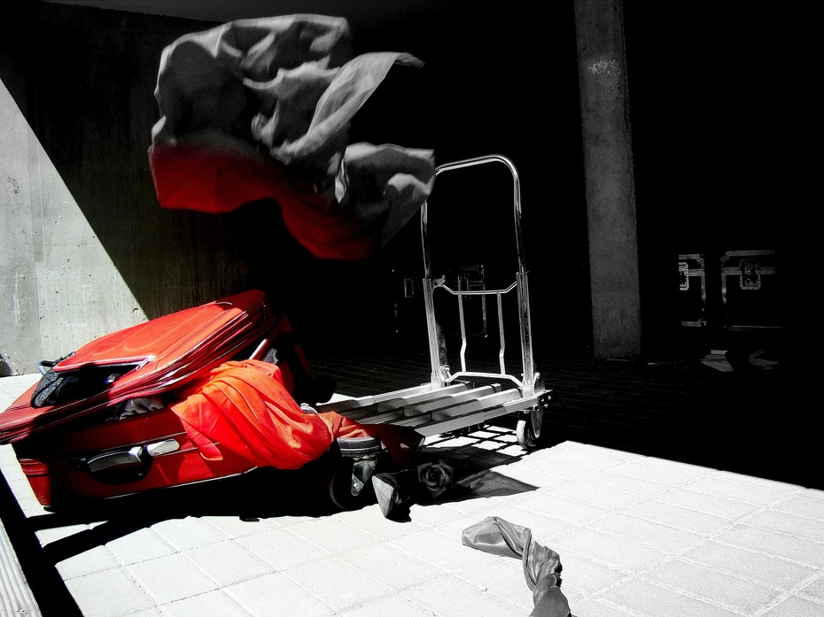 Czerwona walizka. Fot. Jarosław Banaś
