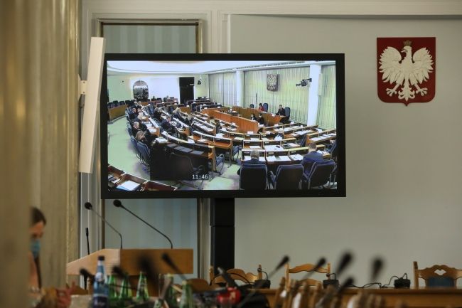 Senatorowie podczas posiedzenia wyższej izby parlamentu w Warszawie, fot. PAP/Wojciech Olkuśnik