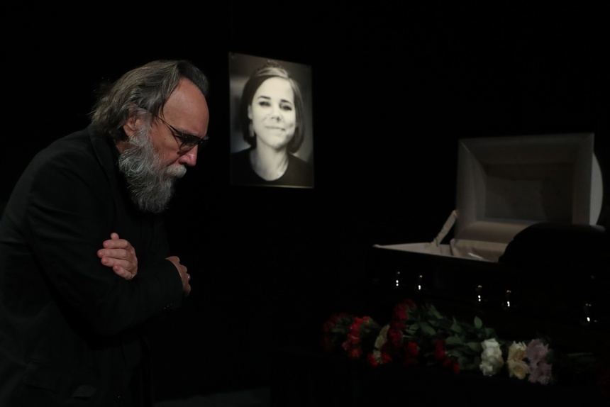 Aleksander Dugin na pogrzebie córki. fot. PAP/EPA/MAXIM SHIPENKOV