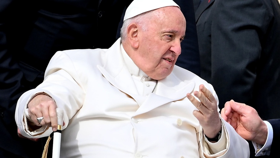Papież Franciszek opuścił rzymską klinikę Gemelli. (fot. PAP/EPA)