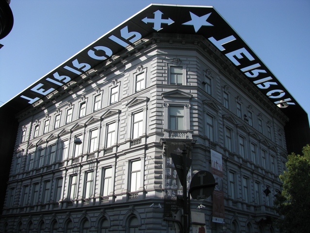 MUzeum Terroru - znak Strzałokrzyzowców i sowiecka Gwiazda