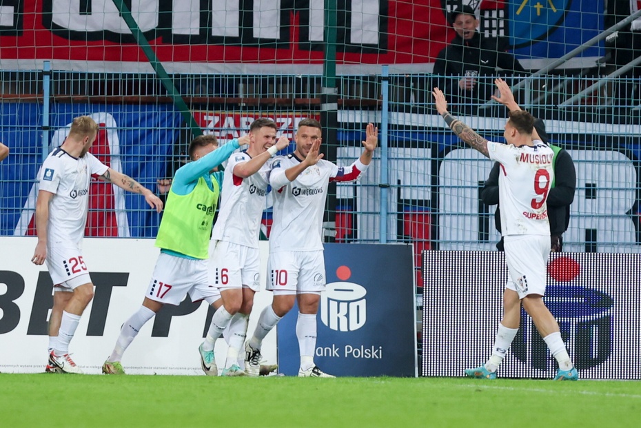 Zawodnik Górnika Zabrze Lukas Podolski (2P) cieszy się po bramce zdobytej podczas meczu 20. kolejki piłkarskiej Ekstraklasy z Piastem Gliwice, 10 bm. (js) PAP/Zbigniew Meissner