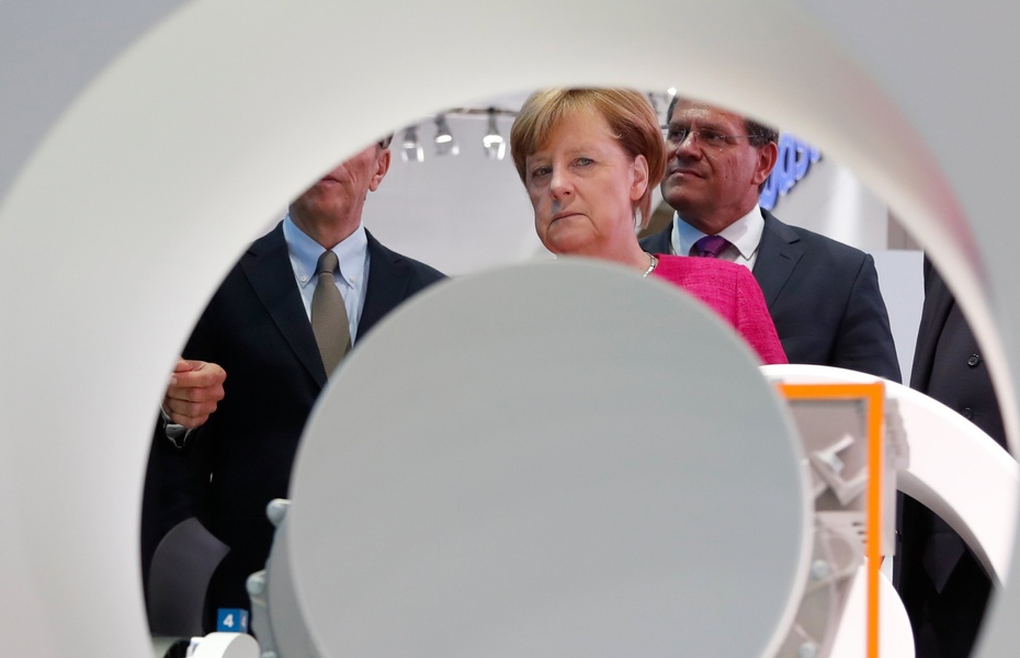 Angela Merkel na Międzynarodowych Targach Motoryzacyjnych we Frankfurcie. Fot. PAP