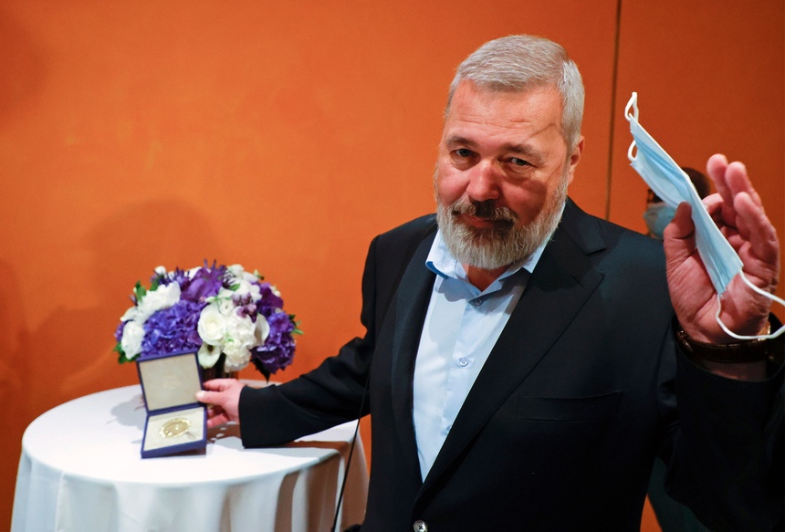 Dmitrij Muratow, który jest redaktorem naczelnym rosyjskiej "Nowej Gaziety" oraz laureatem Pokojowej Nagrodą Nobla wystawił swój noblowski medal na aukcje. PAP/EPA/JASON SZENES