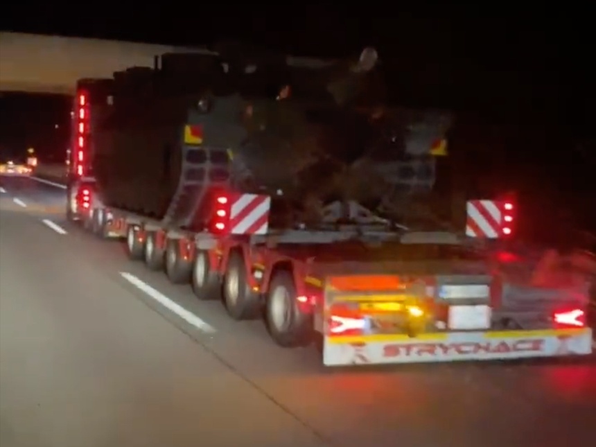 Na niemieckich autostradach zauważono jadące w stronę Polski amerykańskie czołgi "Abrams". (fot. Twitter/TPYXA)