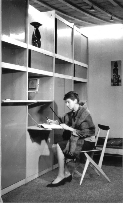 Bogusława na krześle projektu męża - Czesława - po zwycięstwie w konkursie na Meble do Małych Mieszkań, 1962. Fot. arch. aut.