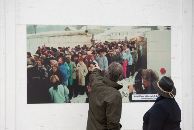 Niemcy, obchodzy 30. rocznicy obalenia muru berlińskiego. Fot. PAP/EPA/TIMM SCHAMBERGER