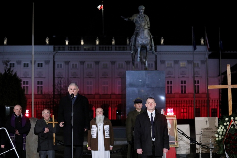 Prezes PiS Jarosław Kaczyński (3L) przemawia przed Pałacem Prezydenckim w Warszawie, fot. PAP/Leszek Szymański