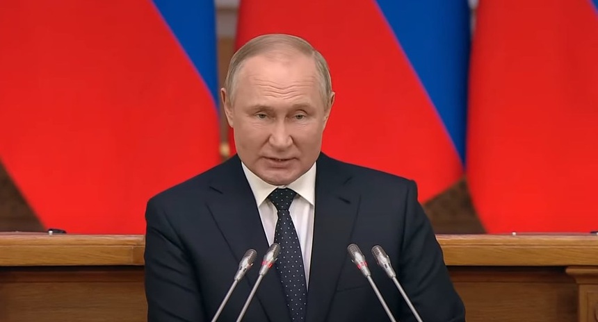 Władimir Putin podczas posiedzenia Rady Ustawodawców. Czy prezydent Rosji jest poważnie chory? (źródło: Flickr / Ukraine Europa Biggest Breaking News)