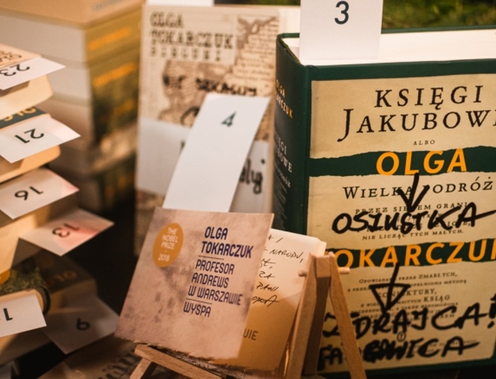 Zniszczone książki Olgi Tokarczuk okazały się warte fortunę