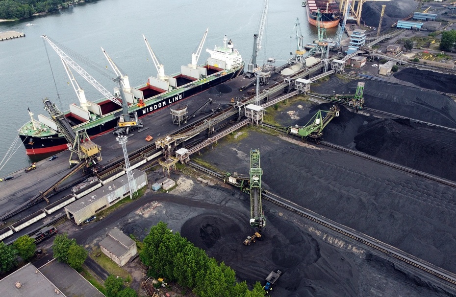 Statek z ładunkiem węgla z RPA zacumowany przy Nabrzeżu Górników w porcie w Świnoujściu. Fot. PAP/Marcin Bielecki
