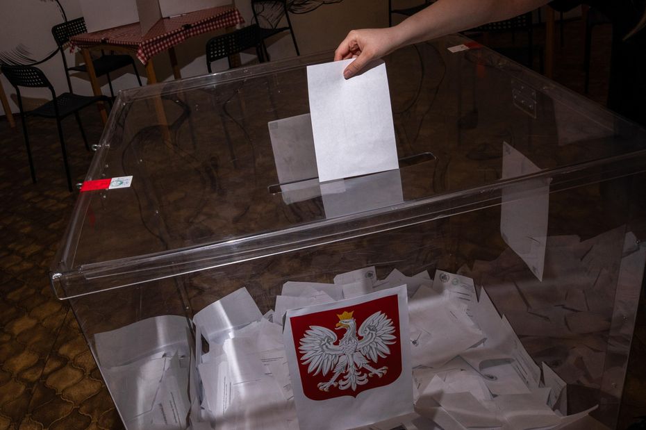 na zdjęciu: Głosowanie w lokalu wyborczym, zdjęcie ilustracyjne. fot. Krzysztof Ćwik/PAP