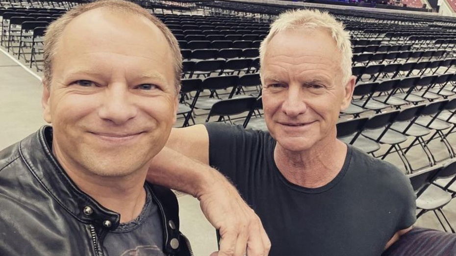 Maciej Stuhr pojawił się na scenie podczas koncertu Stinga na Stadionie Narodowym w Warszawie. (fot. Instagram/Maciej Stuhr)