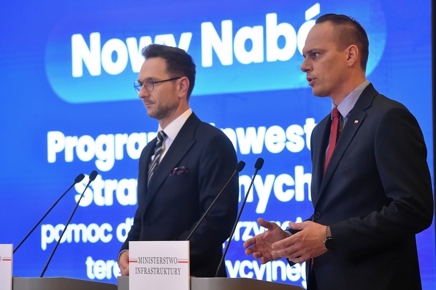 Minister rozwoju i technologii Waldemar Buda (L) oraz sekretarz stanu w Ministerstwie Infrastruktury Rafał Weber (P). Fot. PAP/Piotr Nowak