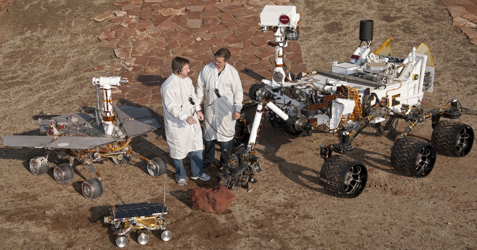 Rodzina marsjańskich robotów. Od lewej: przedstawiciel linii "Spirit" i Opportunity"; „Sojourner”; linia "Curiosity", "Persenverance". Zdjęcie: NASA