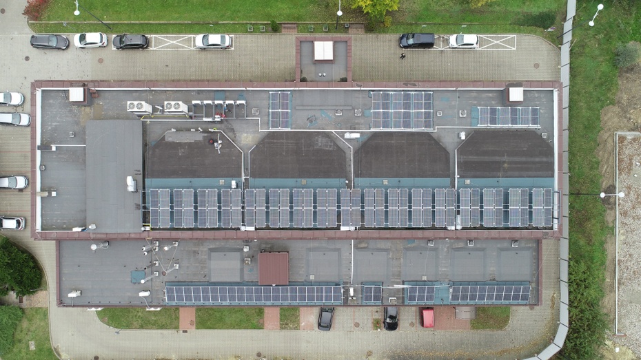 Panele fotowoltaiczne na dachu centrali PGNiG w Waszawie. Fot. PGNiG