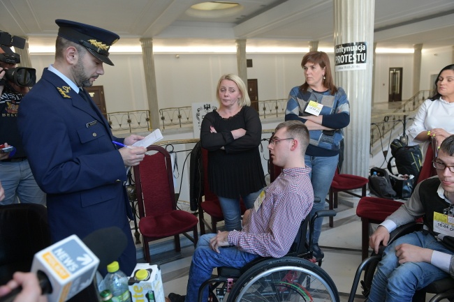 Protest opiekunów osób niepełnosprawnych. Fot. PAP/Marcin Obara
