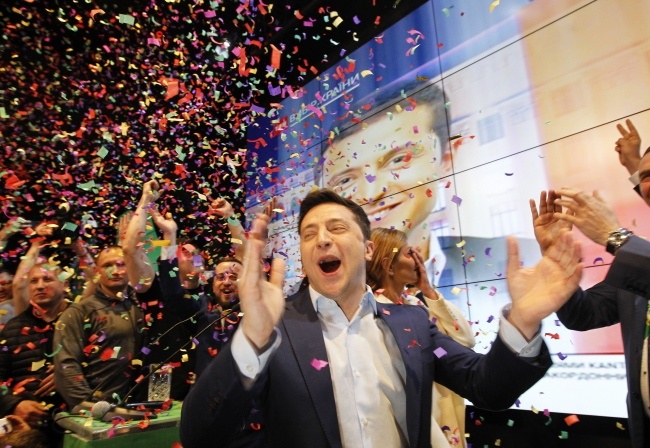 Wołodymyr Zełenski cieszy się po ogłoszeniu wyników exit polls, fot.  	PAP/EPA/STEPAN FRANKO