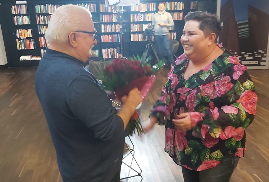 Lech Wałęsa wręcza kwiaty Dorocie Wellman, fot. Facebook/Lech Wałęsa