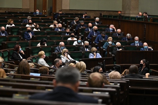 Prawo i Sprawiedliwość zdecydowało o przywróceniu w prawach członka partii 13 z 15 zawieszonych we wrześniu posłów. Fot. Flickr/Sejm RP