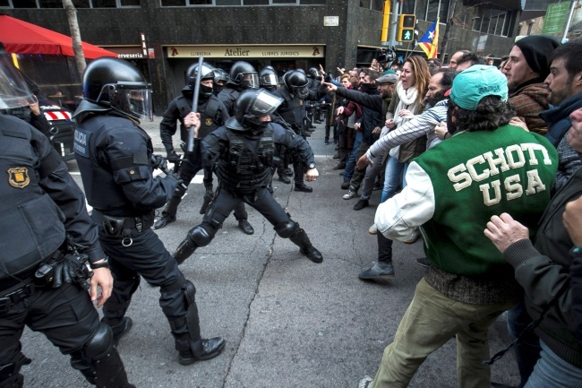 Zamieszki na ulicach katalońskich miast. Fot. PAP/EPA