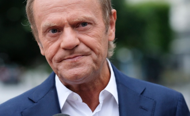 Donald Tusk zbierał w Brukseli podpisy pod listami poparcia dla kandydata na prezydenta Rafała Trzaskowskiego. Fot. PAP/EPA/OLIVIER HOSLET