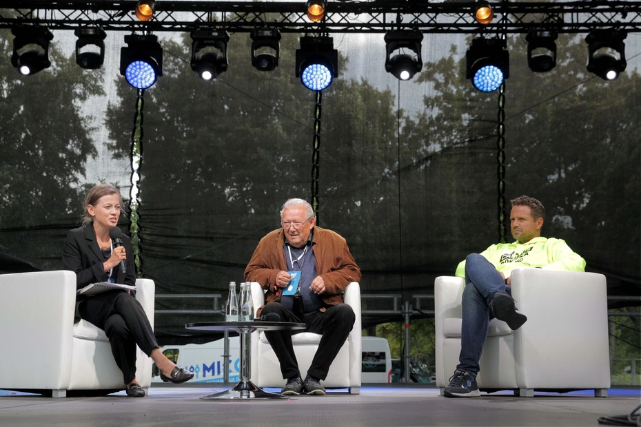 Adam Michnik (w środku) podczas debaty w Olsztynie z udziałem Rafała Trzaskowskiego. Fot. PAP/Tomasz Waszczuk