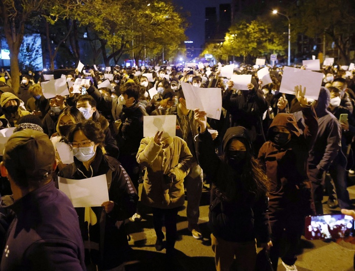 Protesty antycovidowe w Chinach nabierają rozpędu. Pobity i aresztowany dziennikarz BBC