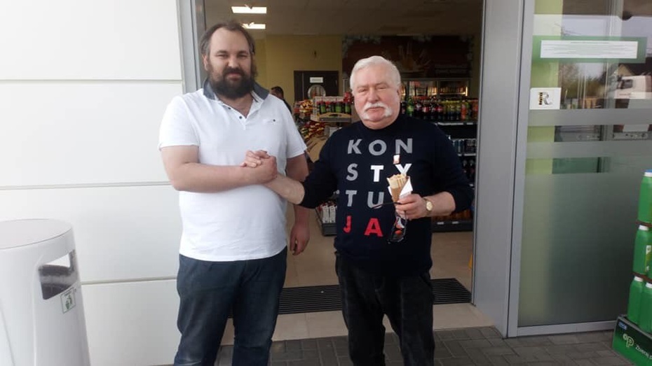 Lech Wałęsa zamieszcza w sieci zdjęcia ze spotkań, nawet przypadkowych. Fot. Twitter/Lech Wałęsa