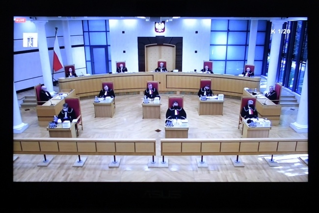 Transmisja z posiedzenia Trybunału Konstytucyjnego w Warszawie, fot. PAP/Marcin Obara