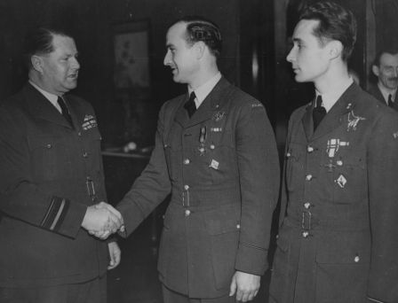 Brytyjski marszałek składa gratulacje Henrykowi Pietrzakowi i Zdzisławowi Langhamerowi w związku z 500 zestrzeleniem.
