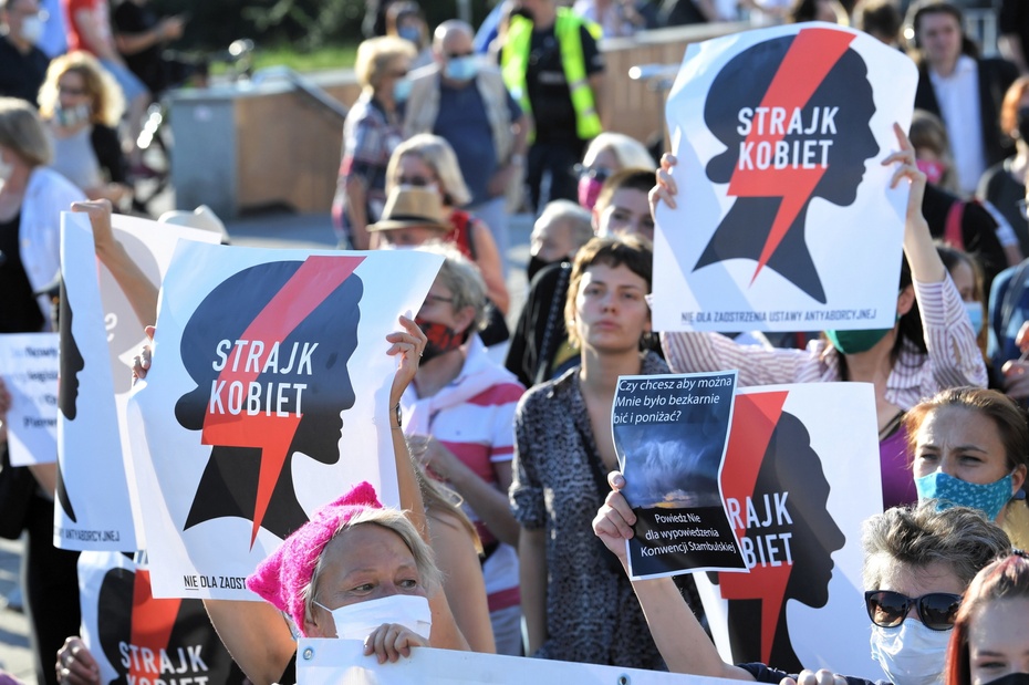 Protest kobiet przed siedzibą Ordo Iuris w Warszawie ws. Konwencji Stambulskiej. Fot. PAP/Radek Pietruszka