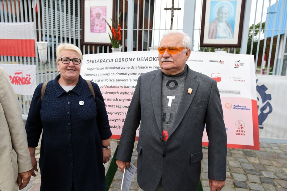Lech Wałęsa i Henryka Krzywonos. Fot. PAP/Adam Warżawa