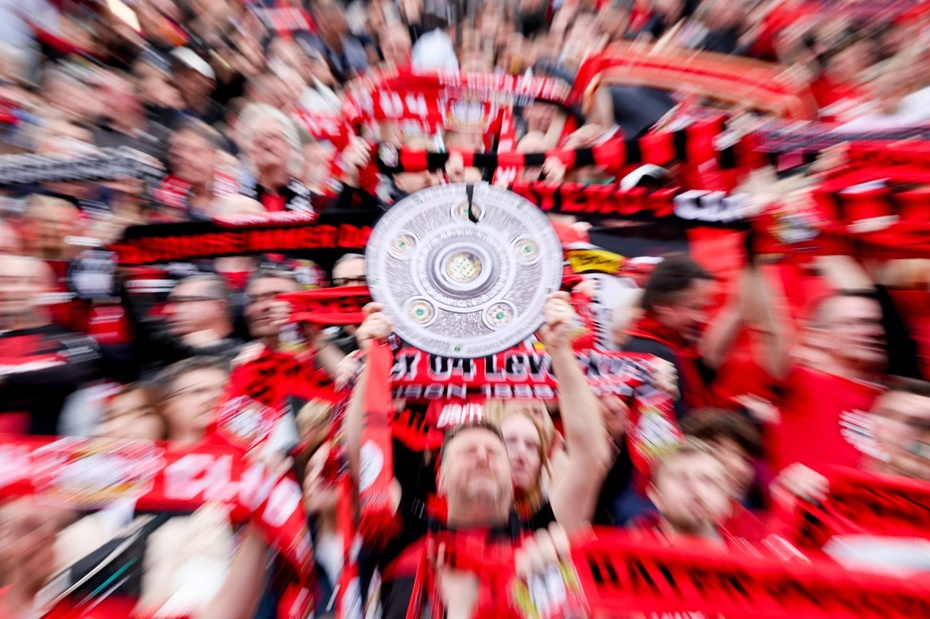 Liga niemiecka - Bayer Leverkusen po raz pierwszy mistrzem. Fot. PAP/EPA/CHRISTOPHER NEUNDORF