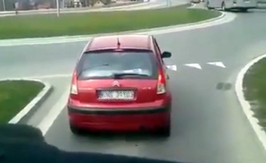 Kierowca skręcił na rondzie w lewo. Teraz cała Polska się z niego śmieje [WIDEO]