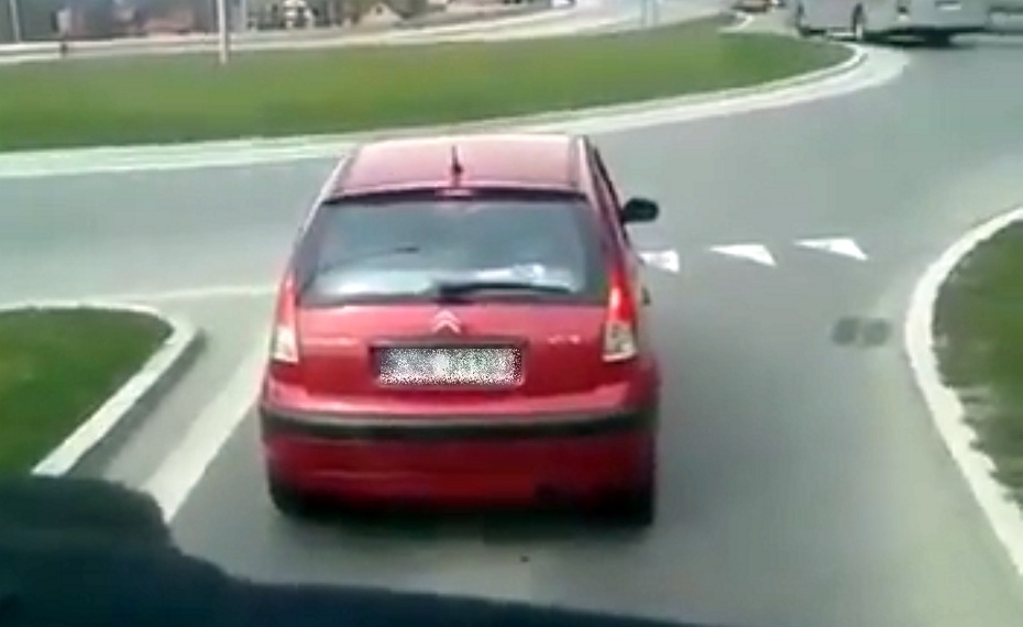 Kierowca Citroena w niecodzienny sposób pojechał na rondzie w lewo, fot. Screenshot/YouTube