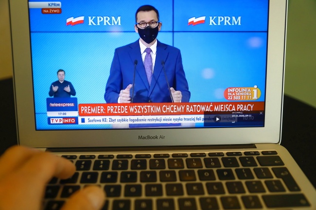 Transmisja konferencji prasowej premiera Mateusza Morawieckiego (na ekranie) z KPRM w Warszawie. Fot. PAP/Rafał Guz