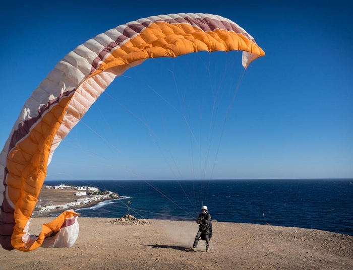 Chwile grozy w Chłopach. Paralotnia spadła na plażowiczów